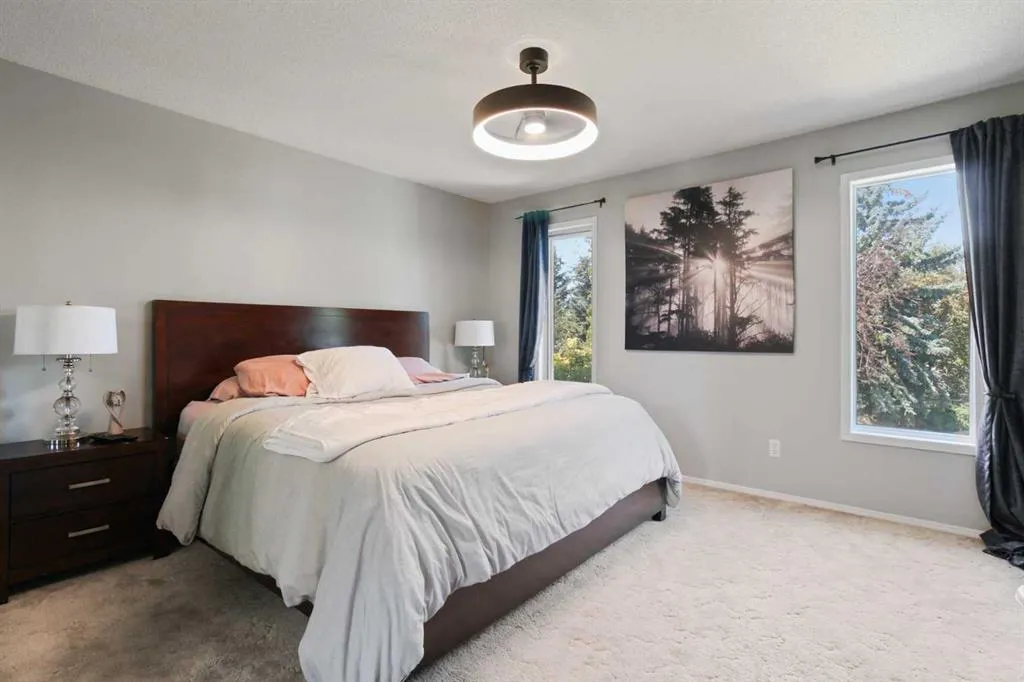 66 Edgewood Crescent W