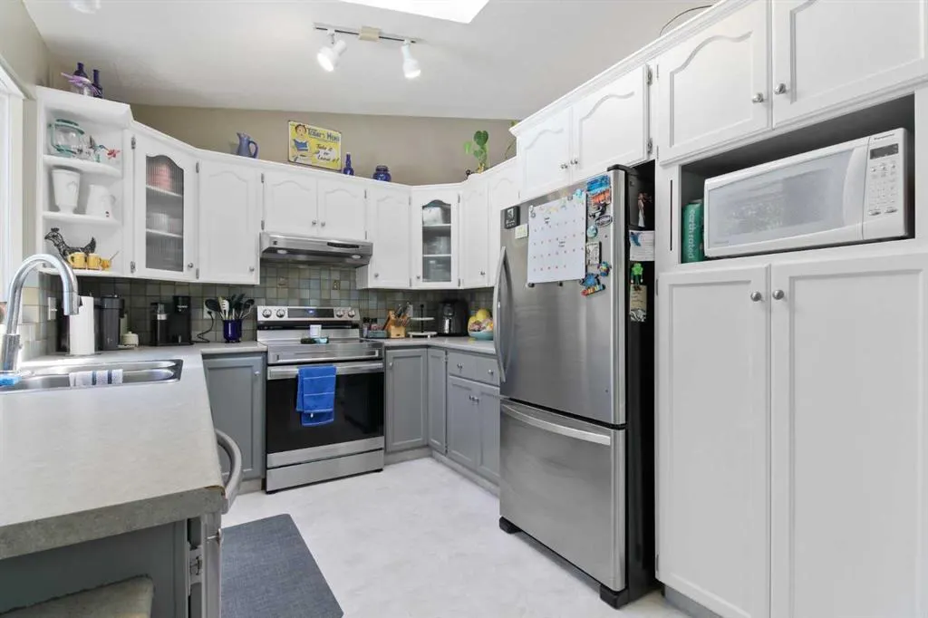 66 Edgewood Crescent W