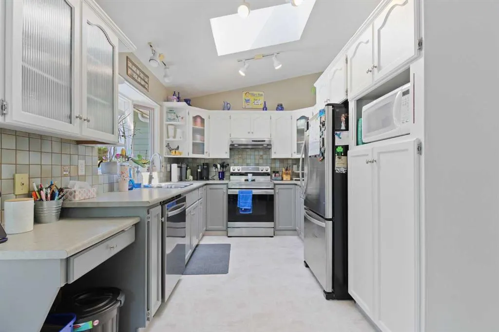 66 Edgewood Crescent W