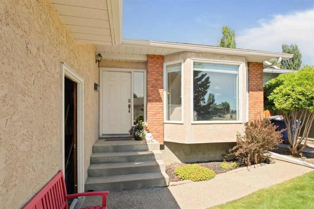 66 Edgewood Crescent W