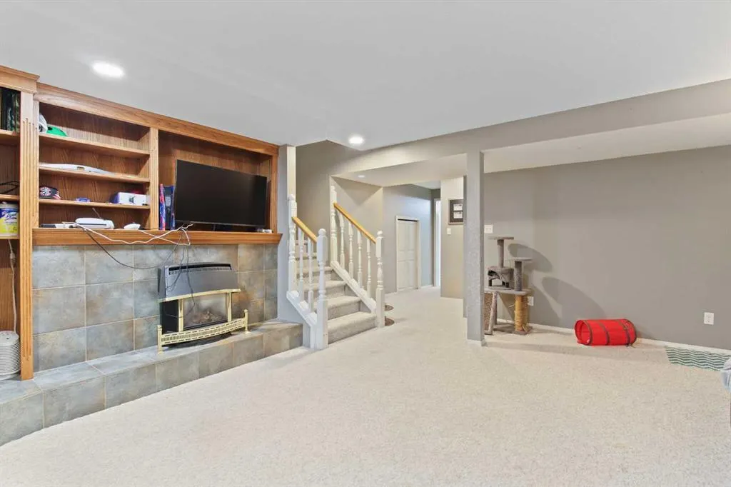 66 Edgewood Crescent W