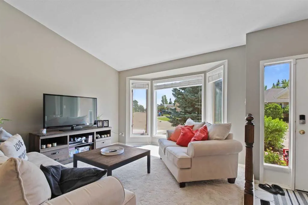 66 Edgewood Crescent W