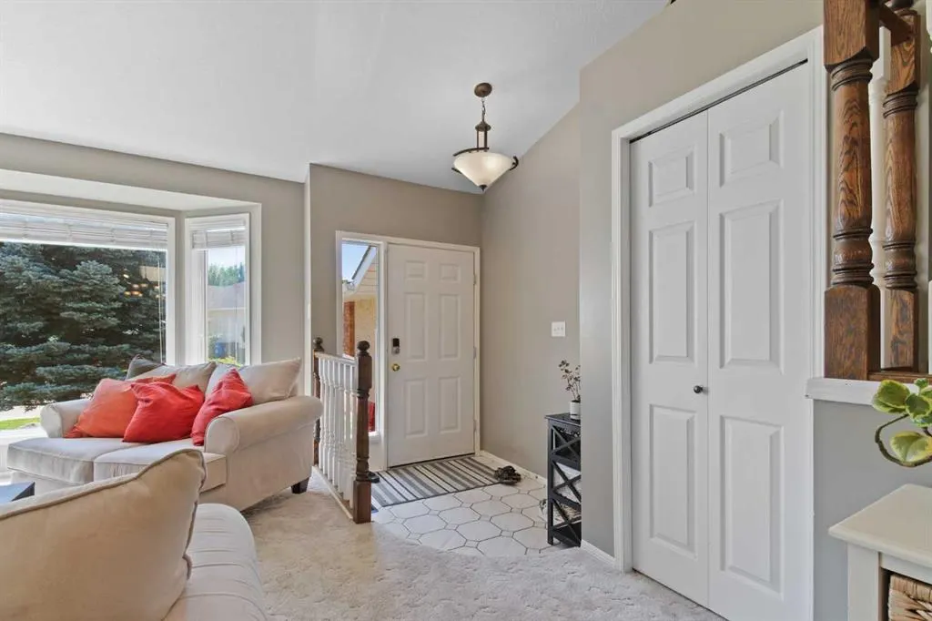 66 Edgewood Crescent W