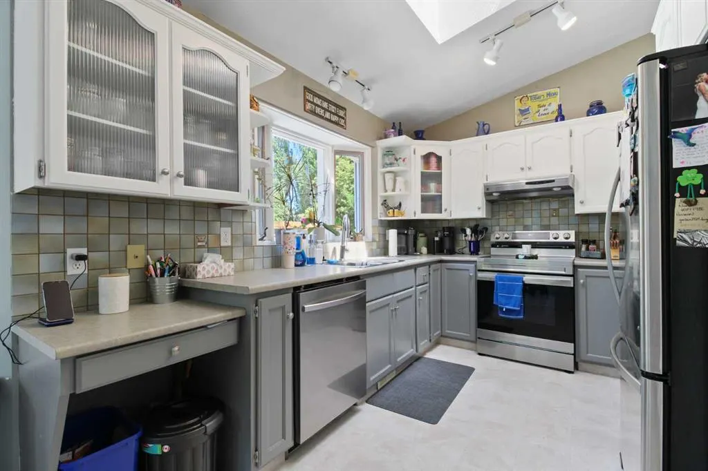 66 Edgewood Crescent W