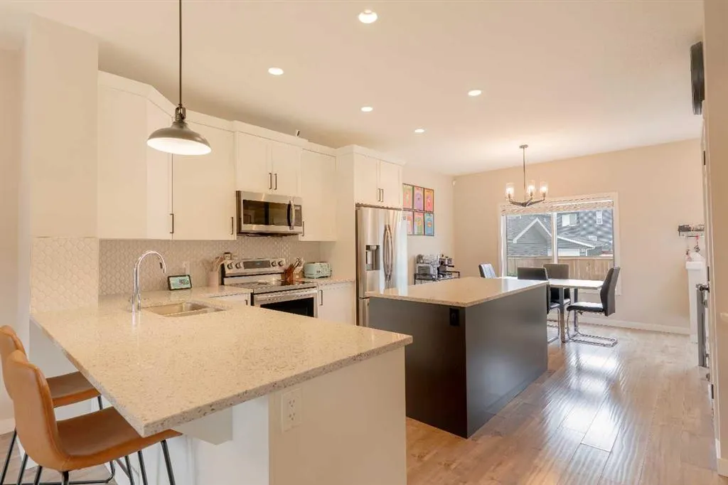 228 Ravenstern Crescent SE
