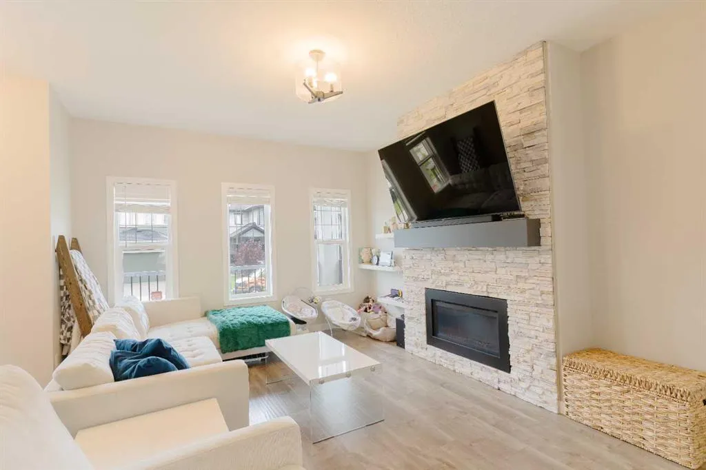 228 Ravenstern Crescent SE