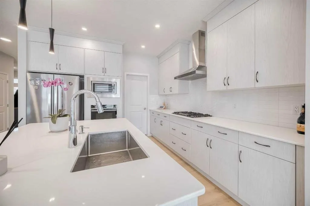 156 Ambleside Crescent NW