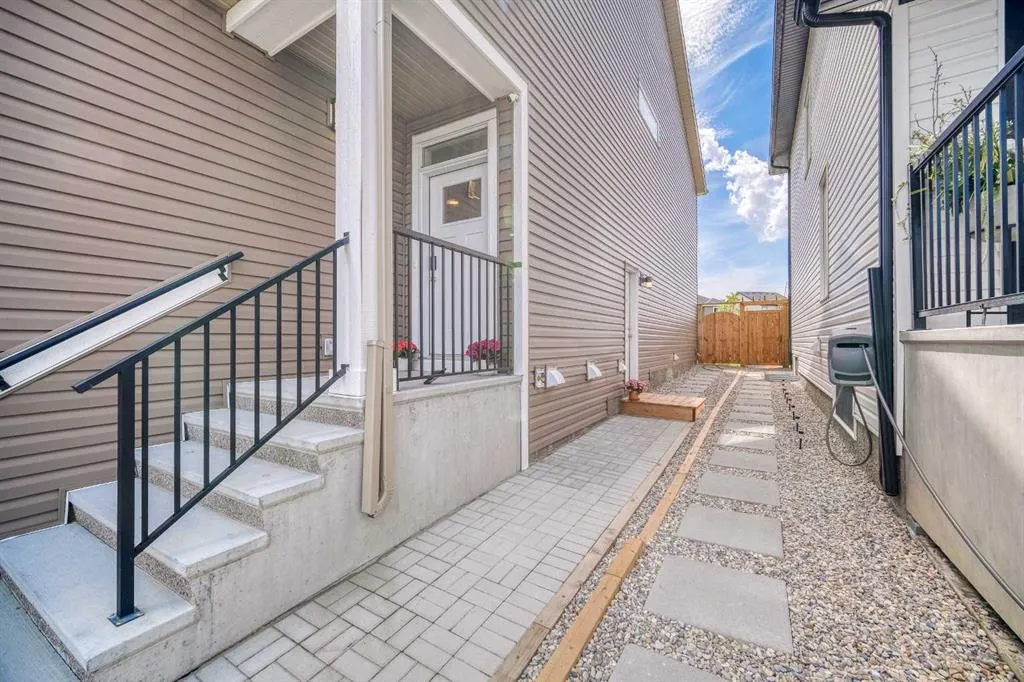 156 Ambleside Crescent NW