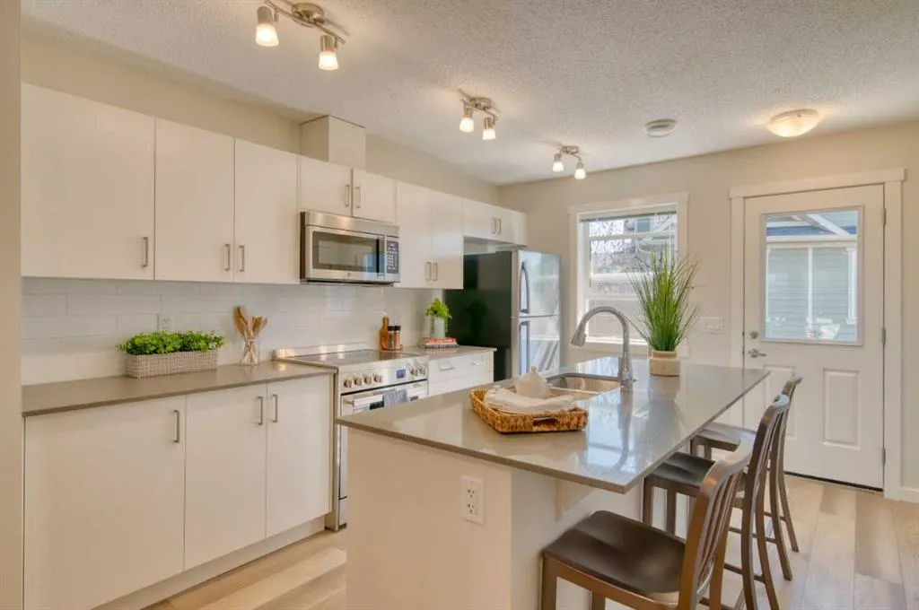 135 Mahogany Parade SE, #711