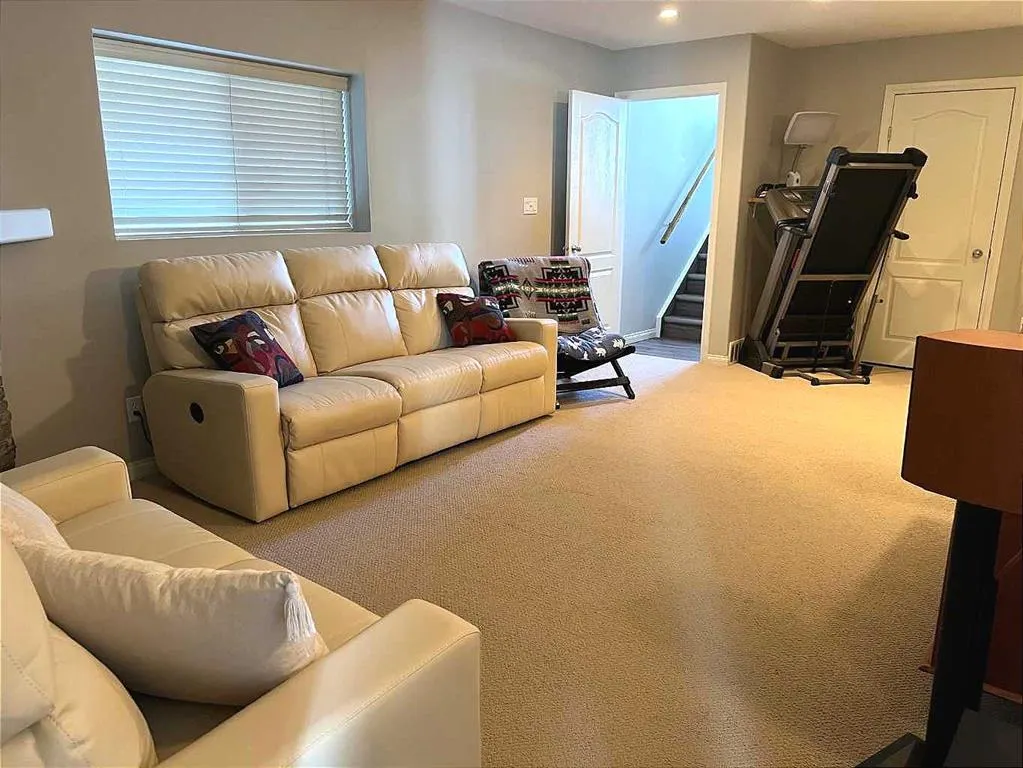 91 Coalbanks Gate W