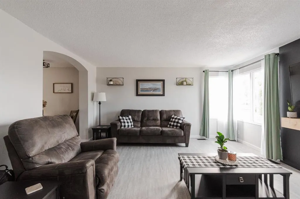 208 Silvertip Place