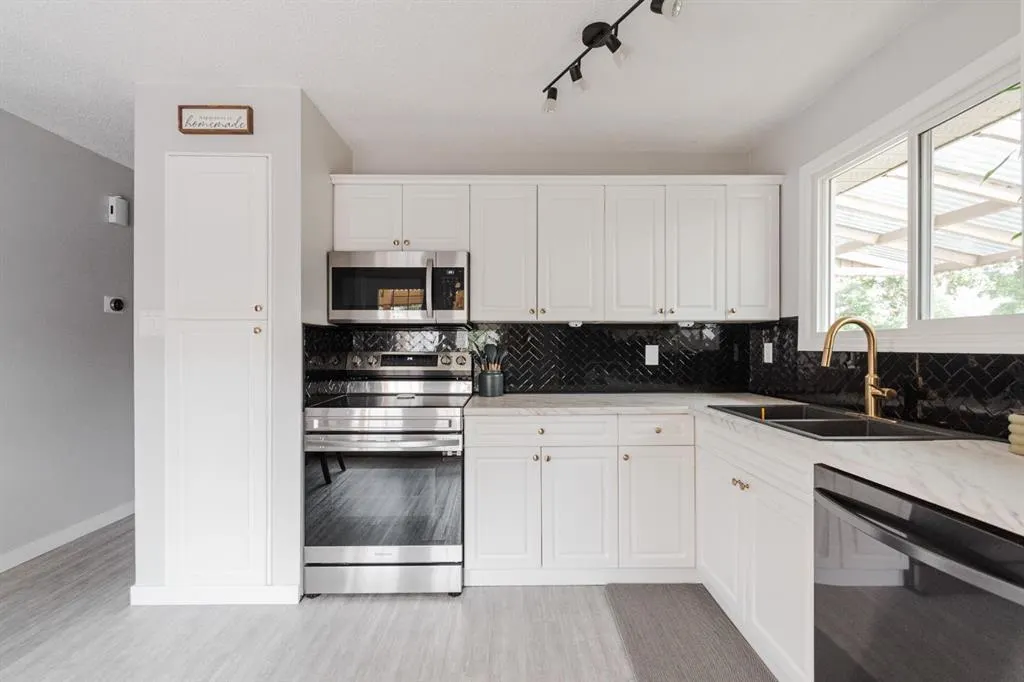 208 Silvertip Place