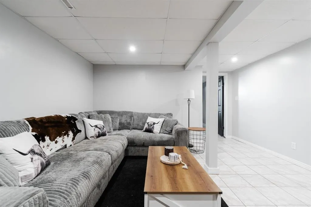 208 Silvertip Place