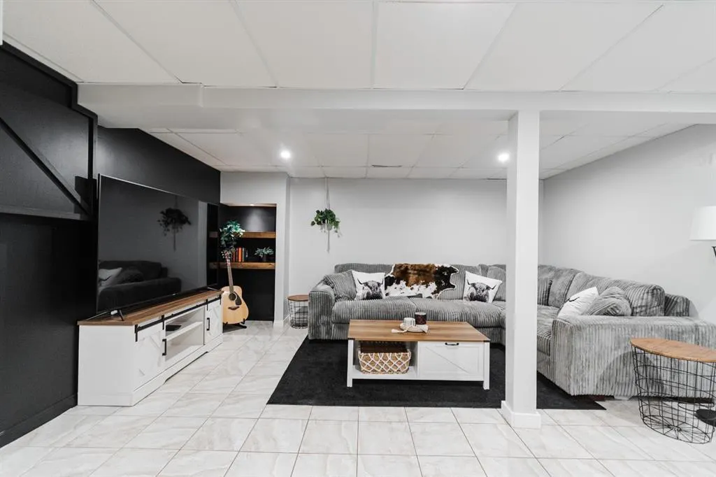 208 Silvertip Place