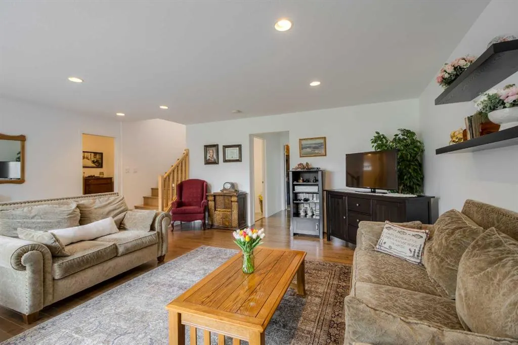 61 Salish Place W