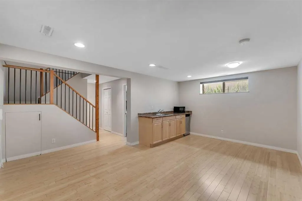 37 Edgeford Way NW
