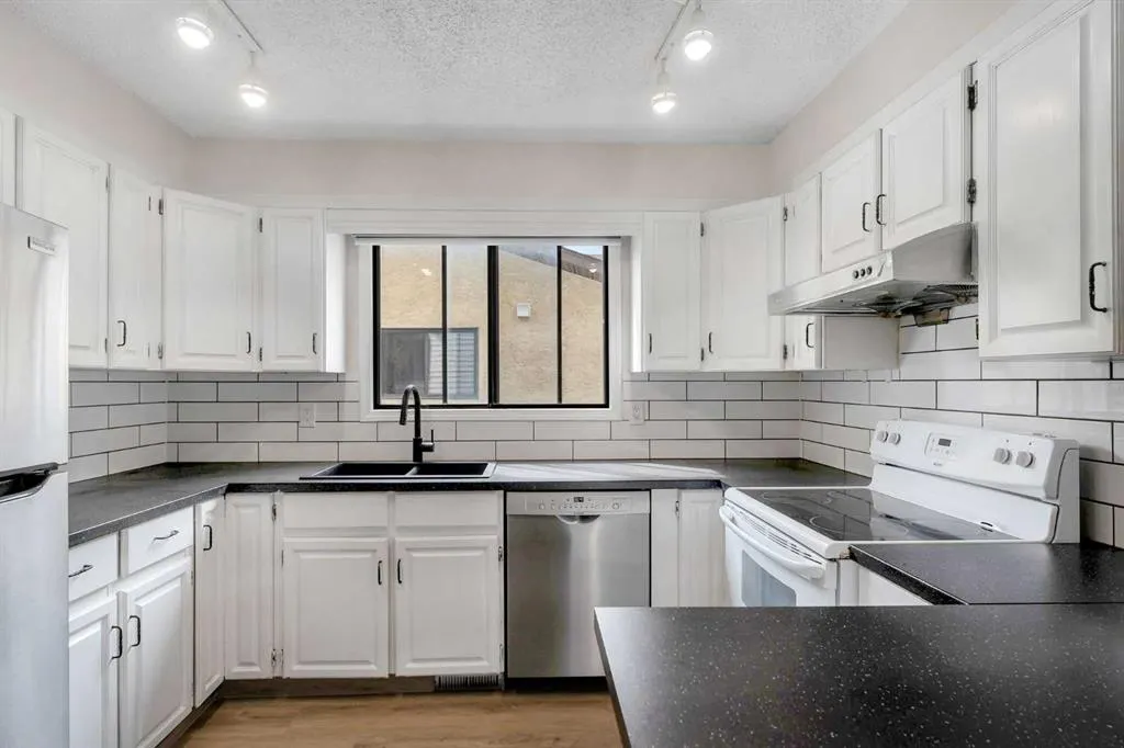 37 Edgeford Way NW