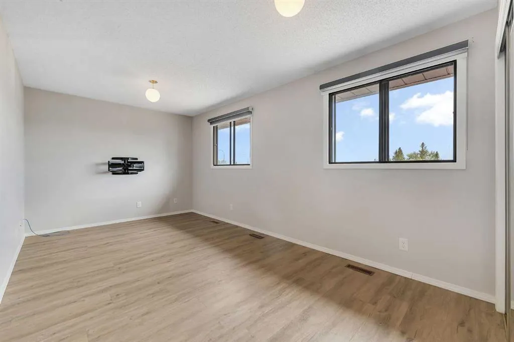 37 Edgeford Way NW