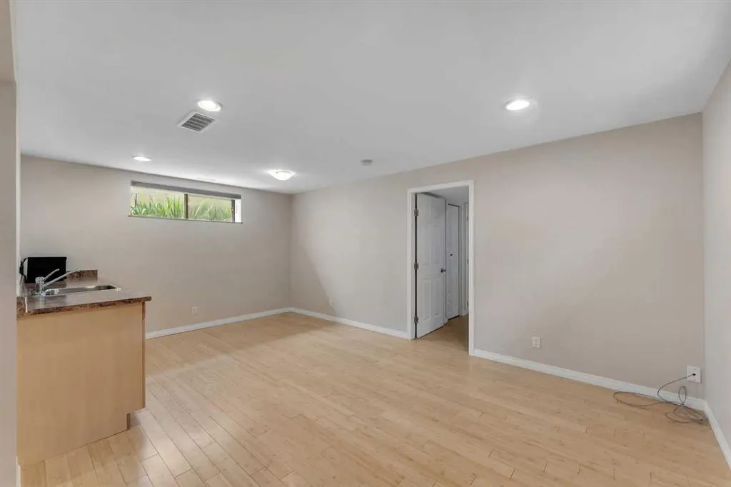 37 Edgeford Way NW