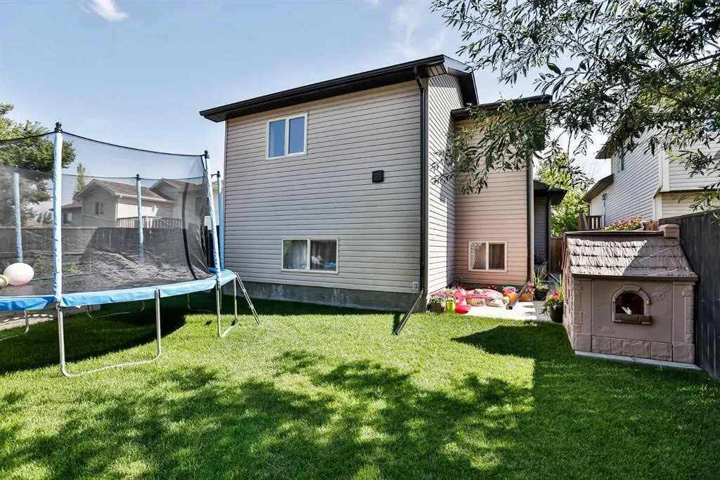 609 Squamish Lane W
