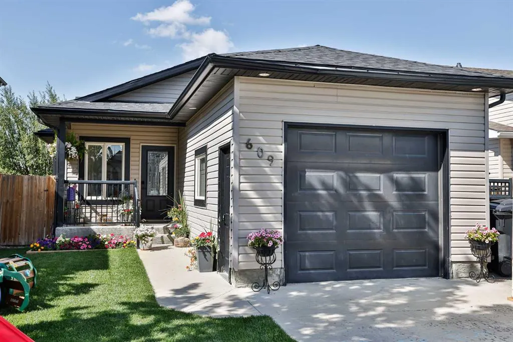 609 Squamish Lane W