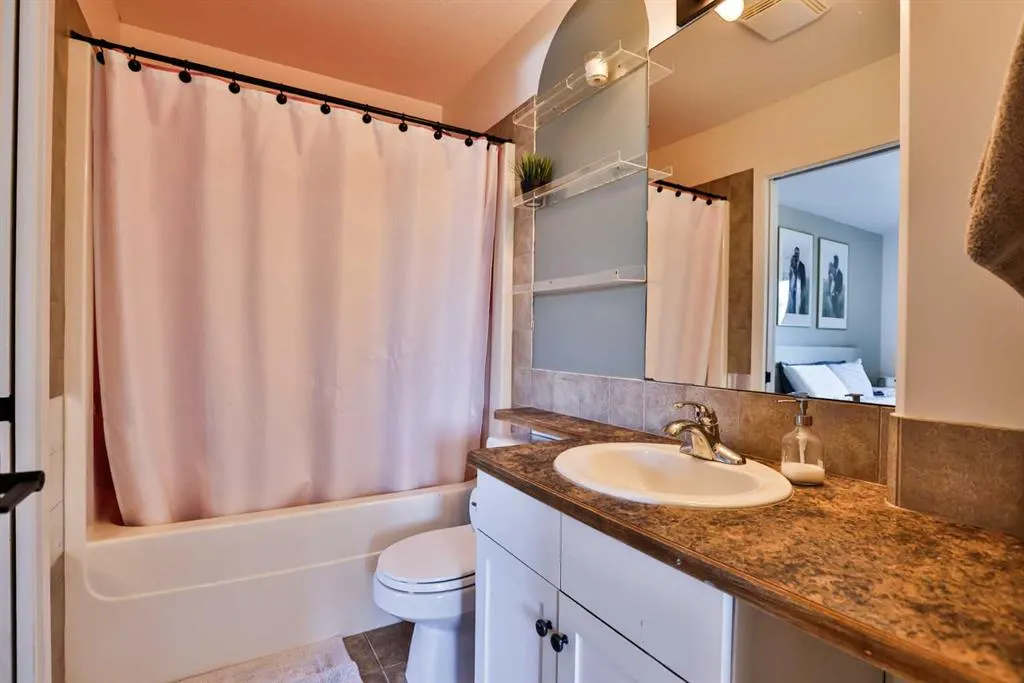 609 Squamish Lane W