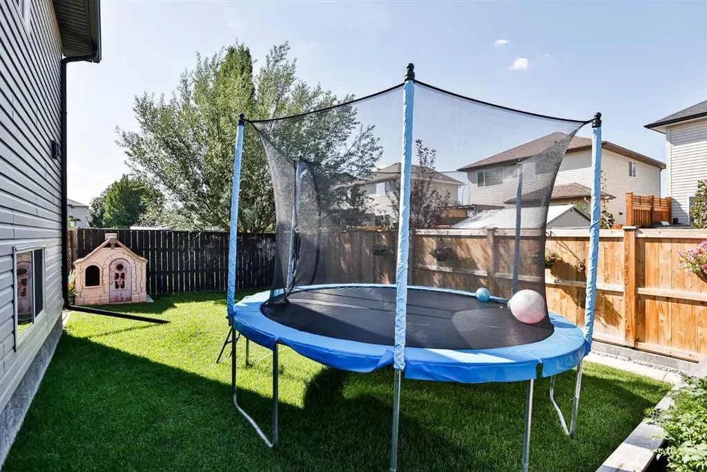 609 Squamish Lane W