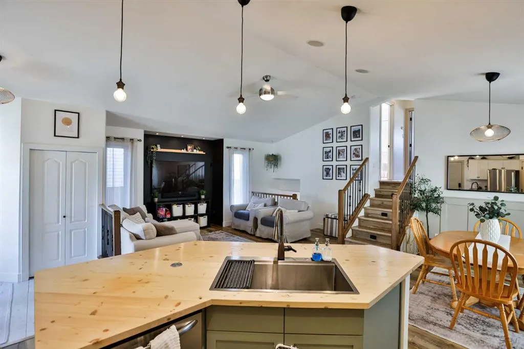 609 Squamish Lane W