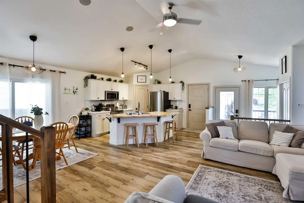 609 Squamish Lane W