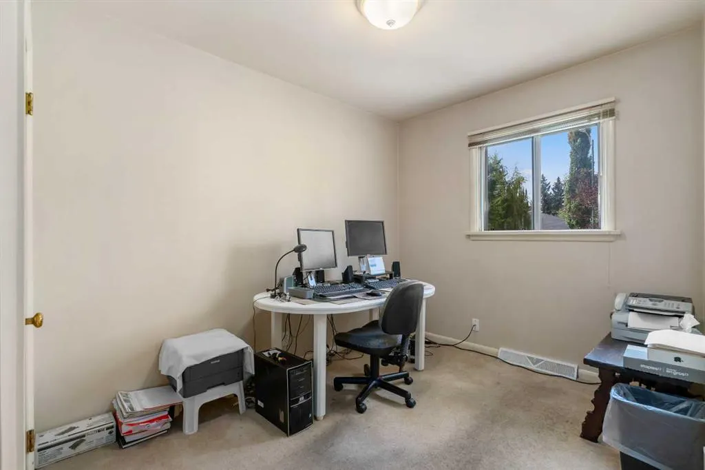 2140 Halifax Crescent NW