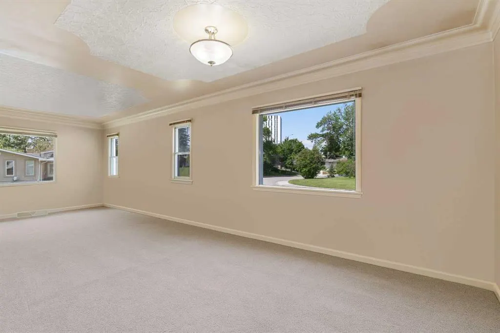 2140 Halifax Crescent NW