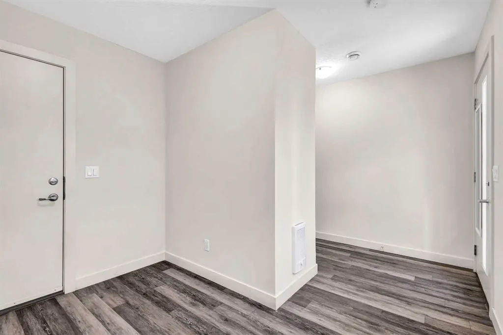 11 Evanscrest Mews NW, #208