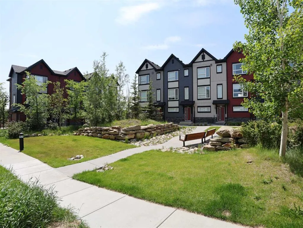 11 Evanscrest Mews NW, #208