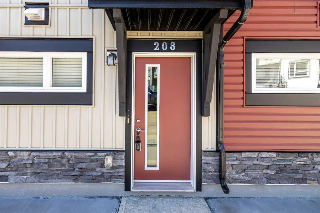 11 Evanscrest Mews NW, #208