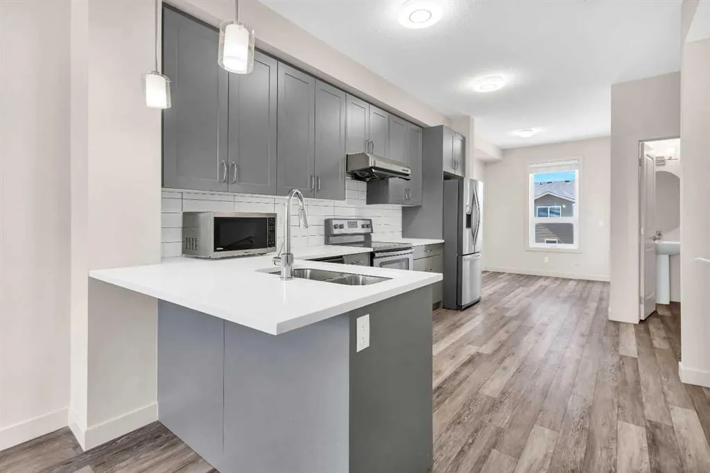 11 Evanscrest Mews NW, #208