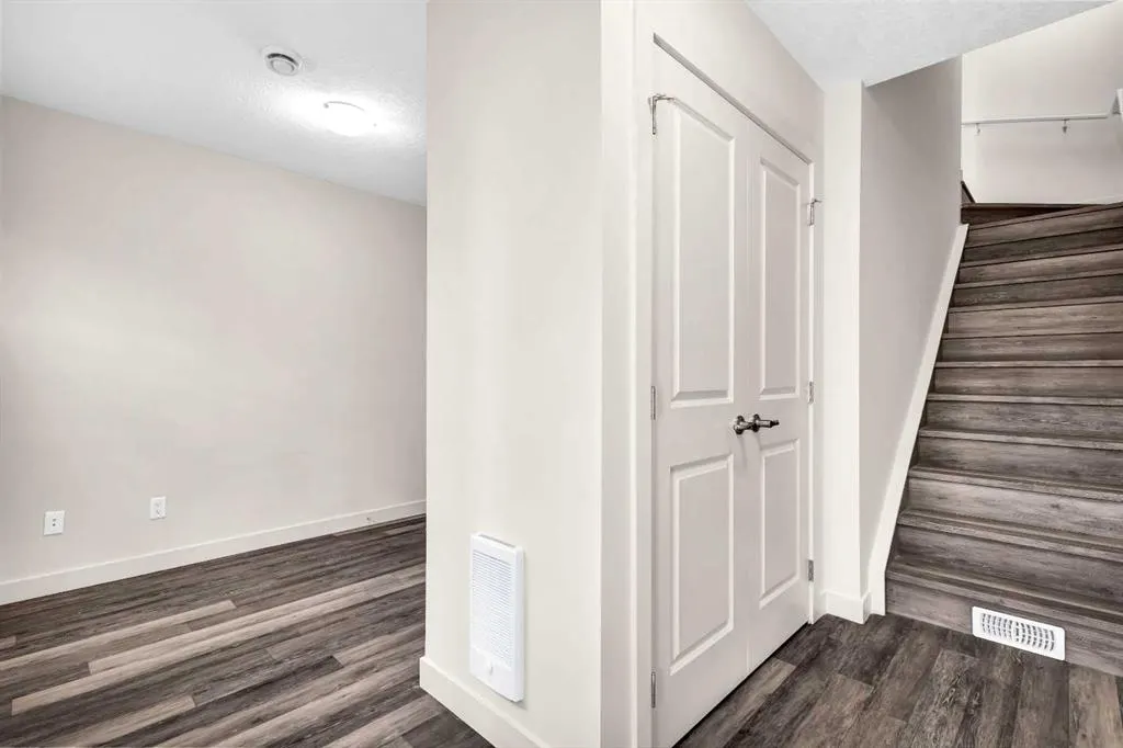11 Evanscrest Mews NW, #208