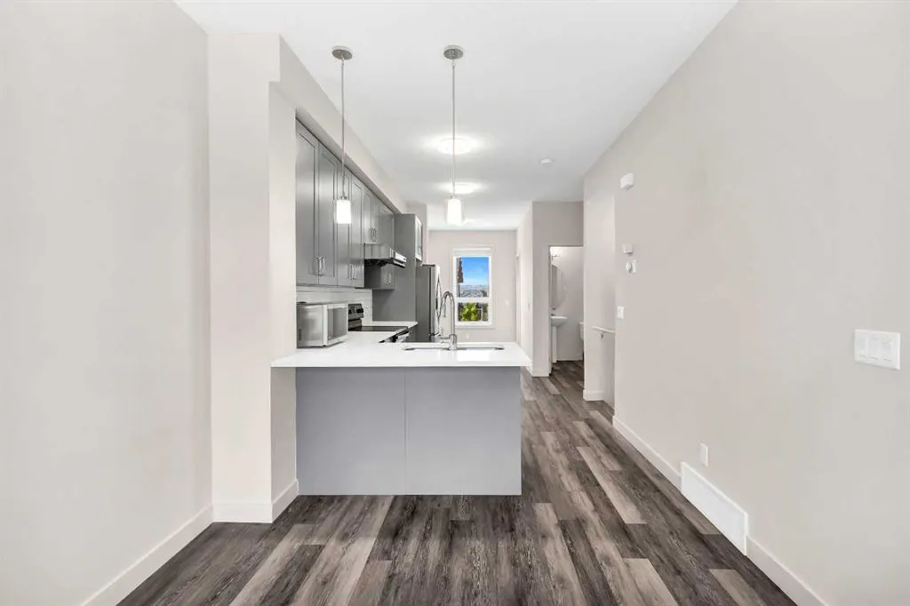 11 Evanscrest Mews NW, #208