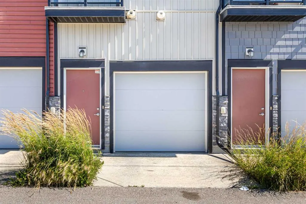 11 Evanscrest Mews NW, #208