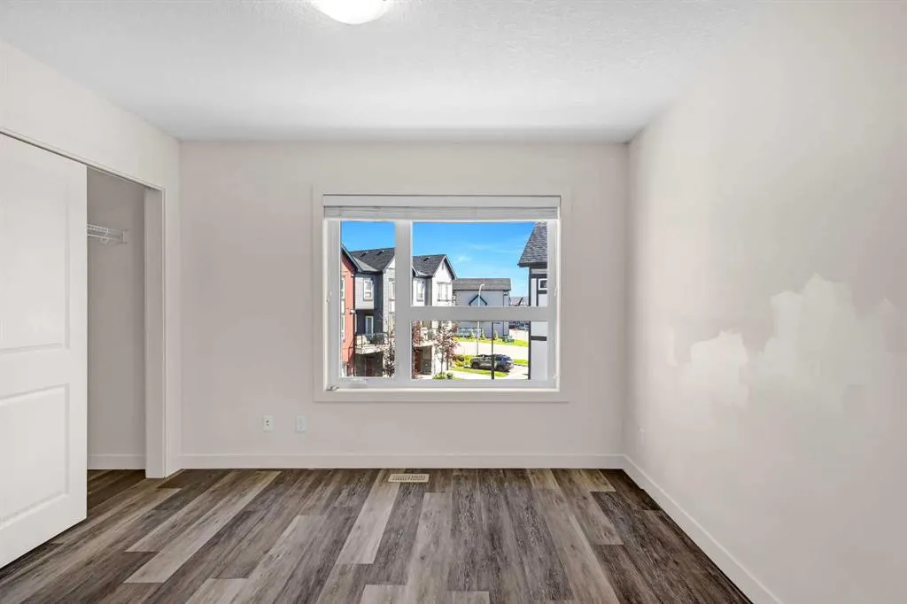 11 Evanscrest Mews NW, #208