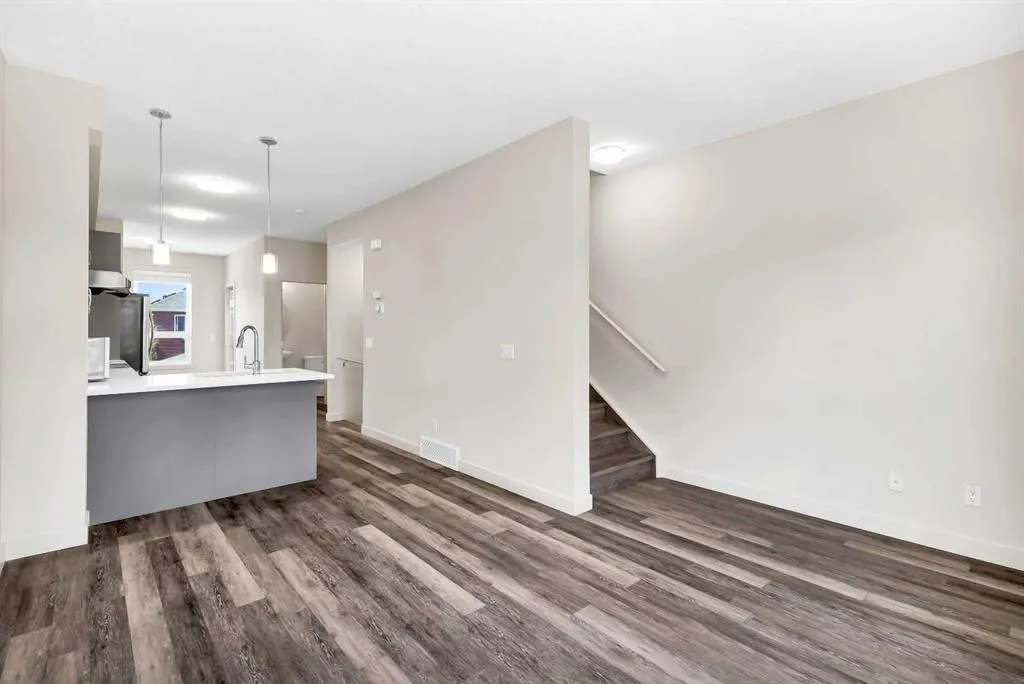 11 Evanscrest Mews NW, #208