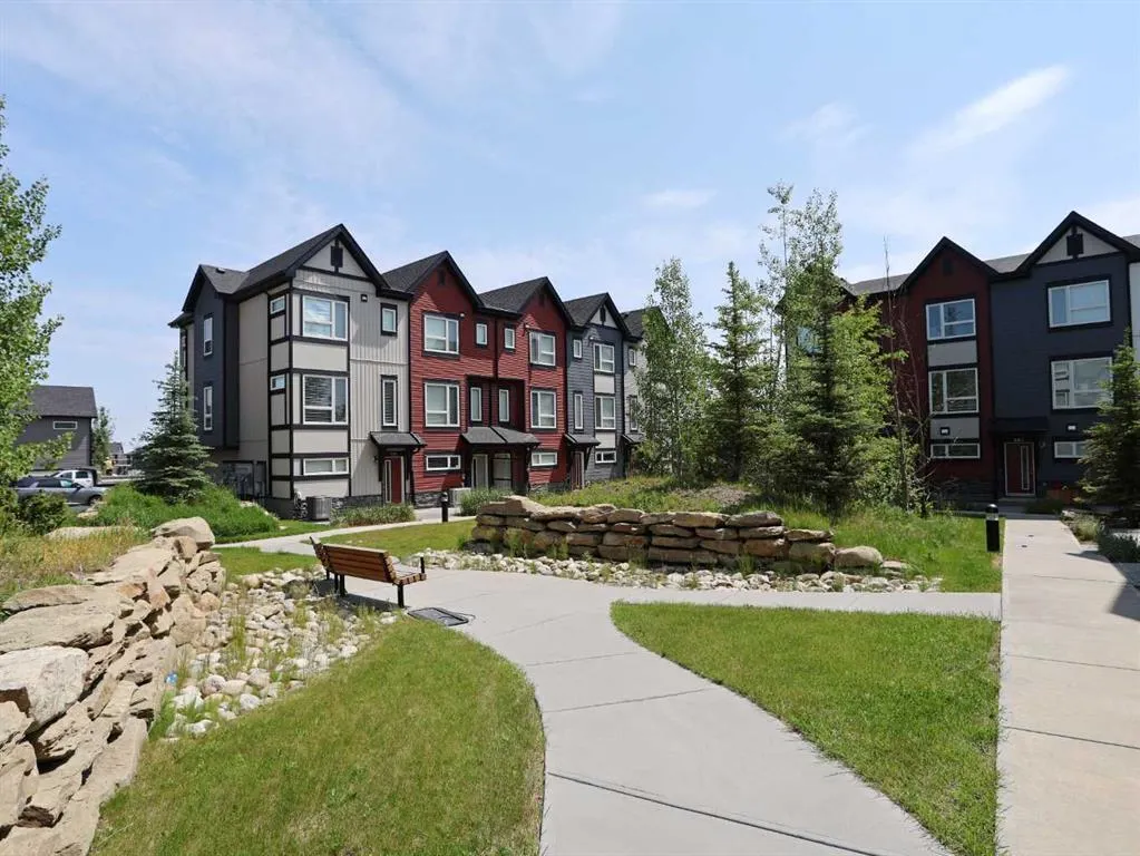 11 Evanscrest Mews NW, #208