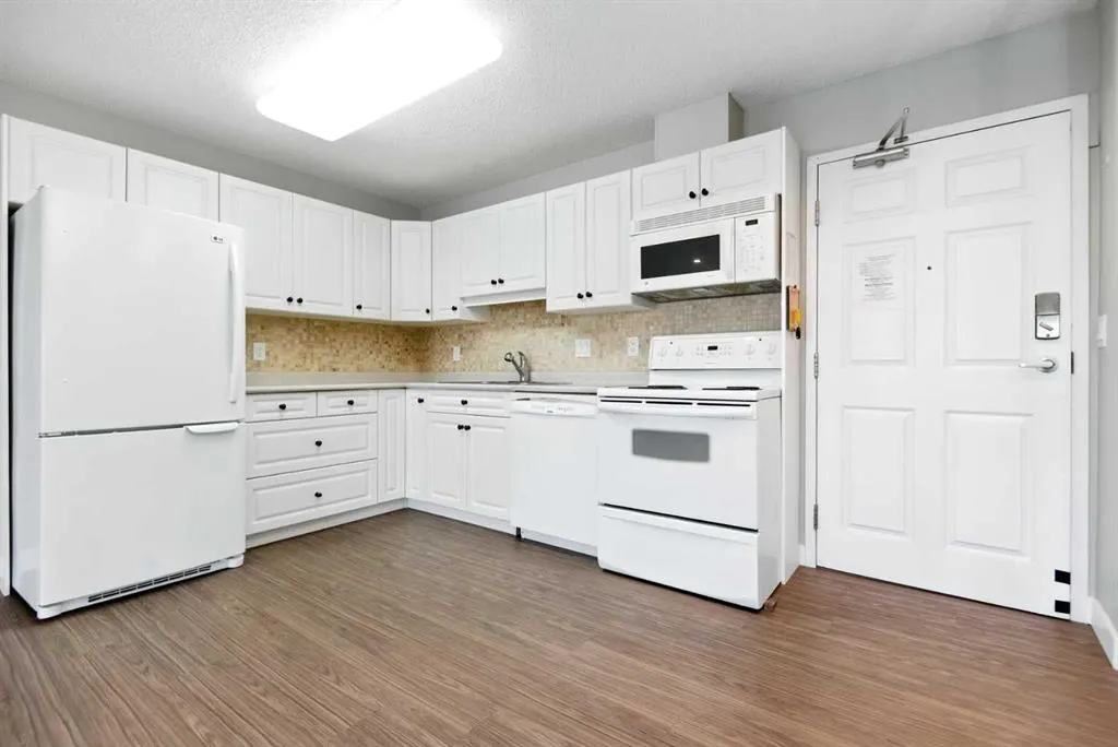 4319 49 Street, #401