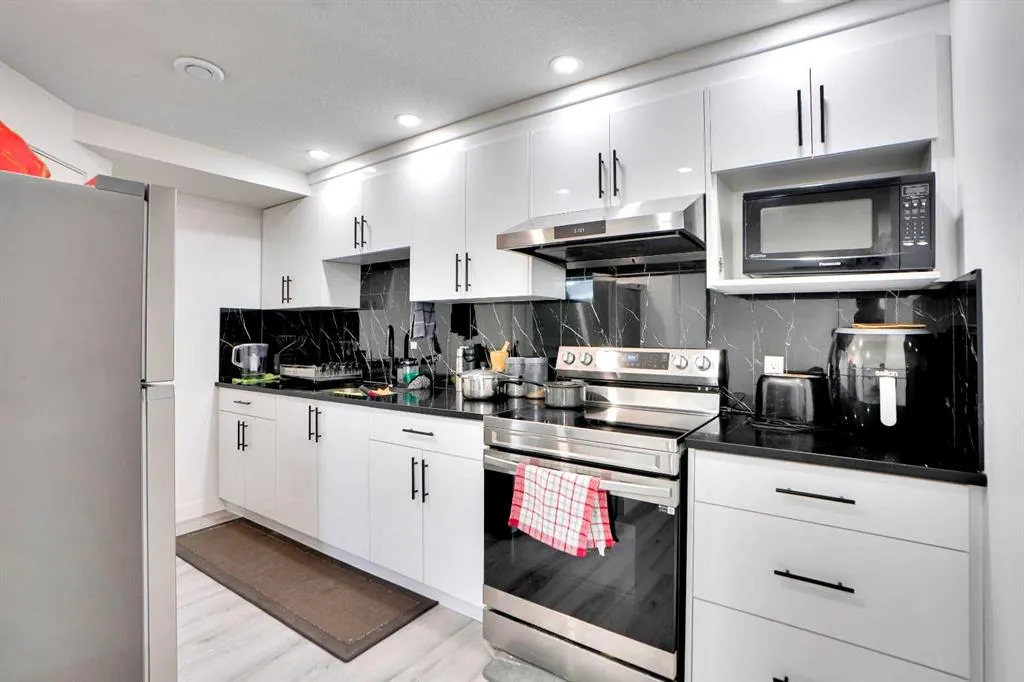 32 Redstone Court NE
