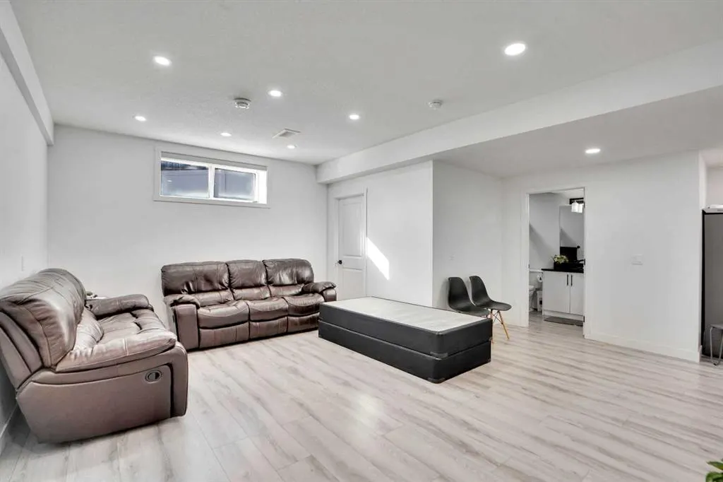 32 Redstone Court NE