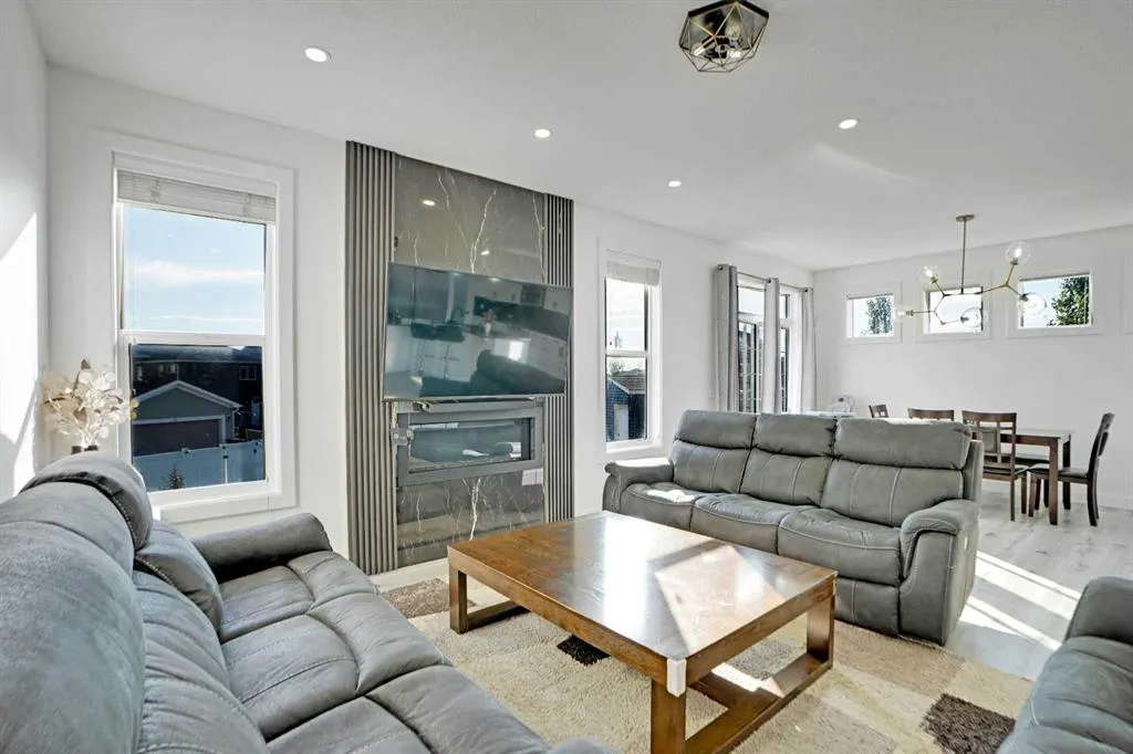 32 Redstone Court NE