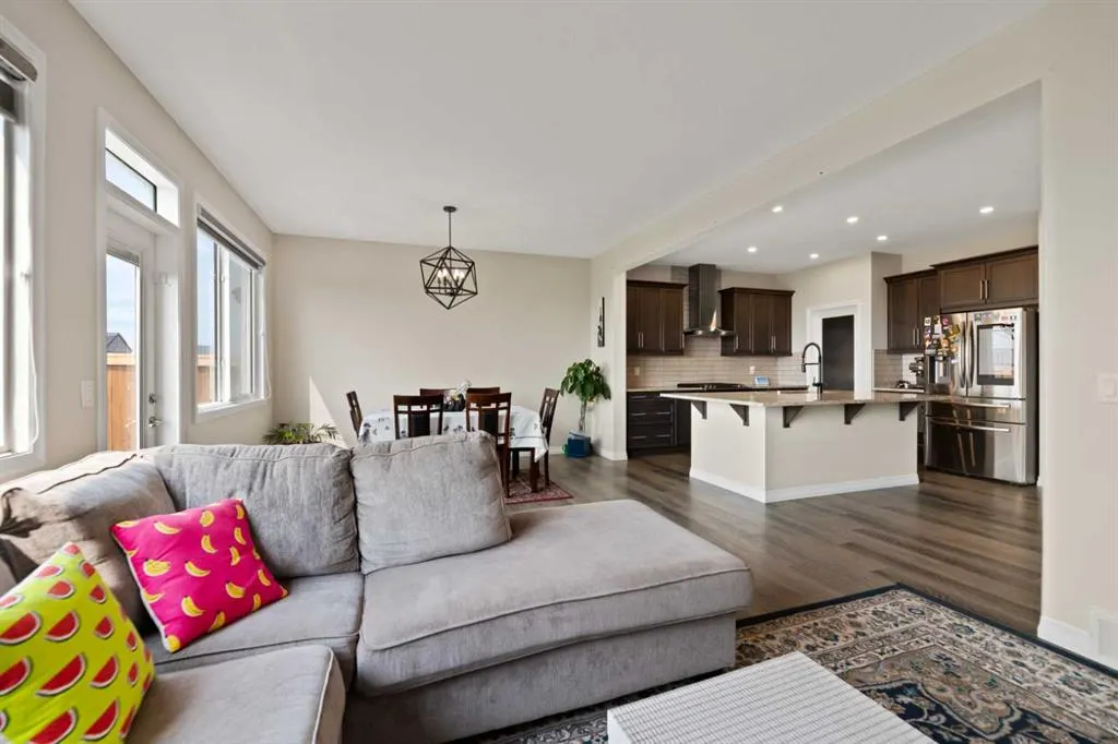 385 Corner Meadows Way NE