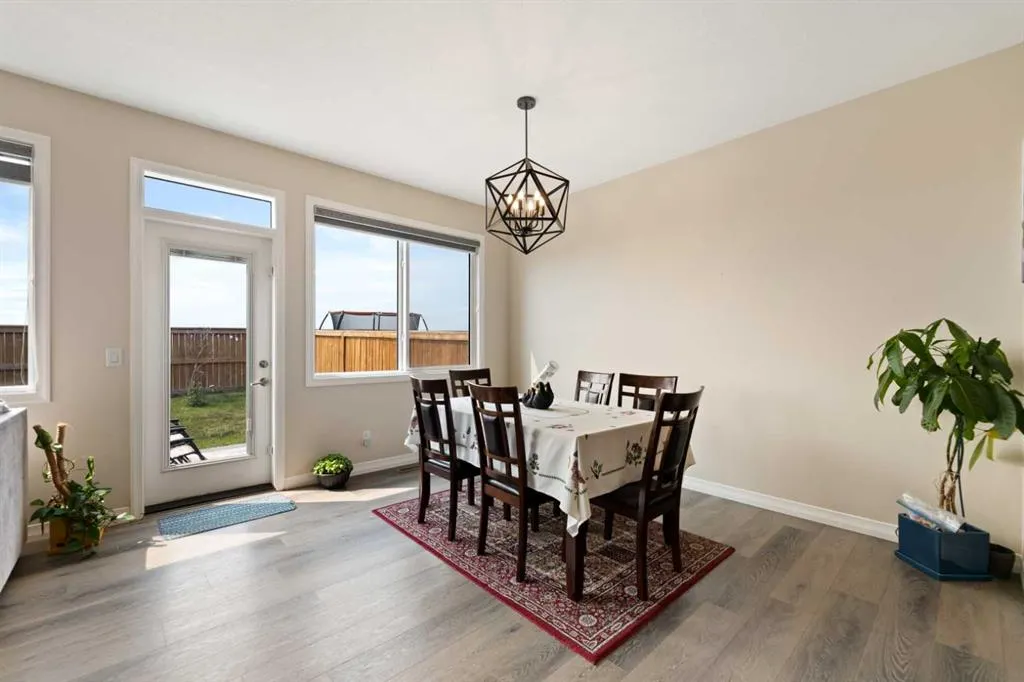 385 Corner Meadows Way NE