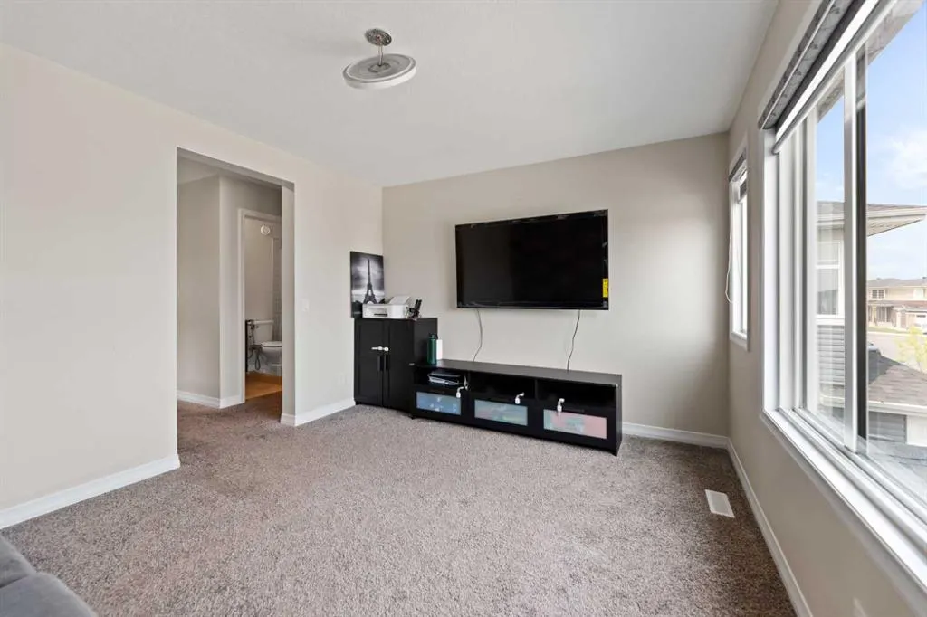 385 Corner Meadows Way NE