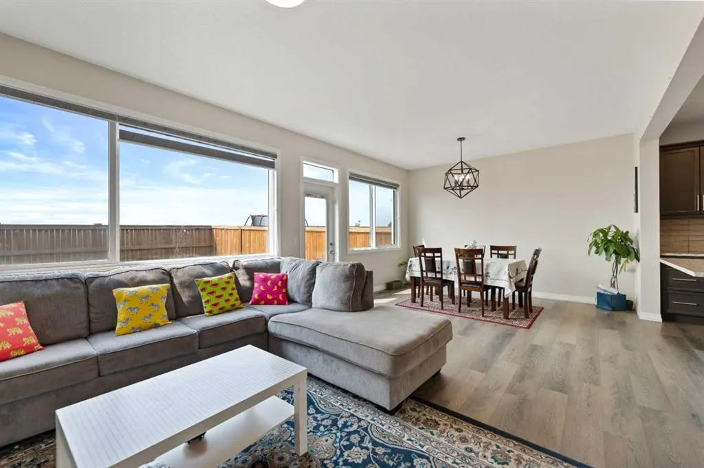 385 Corner Meadows Way NE