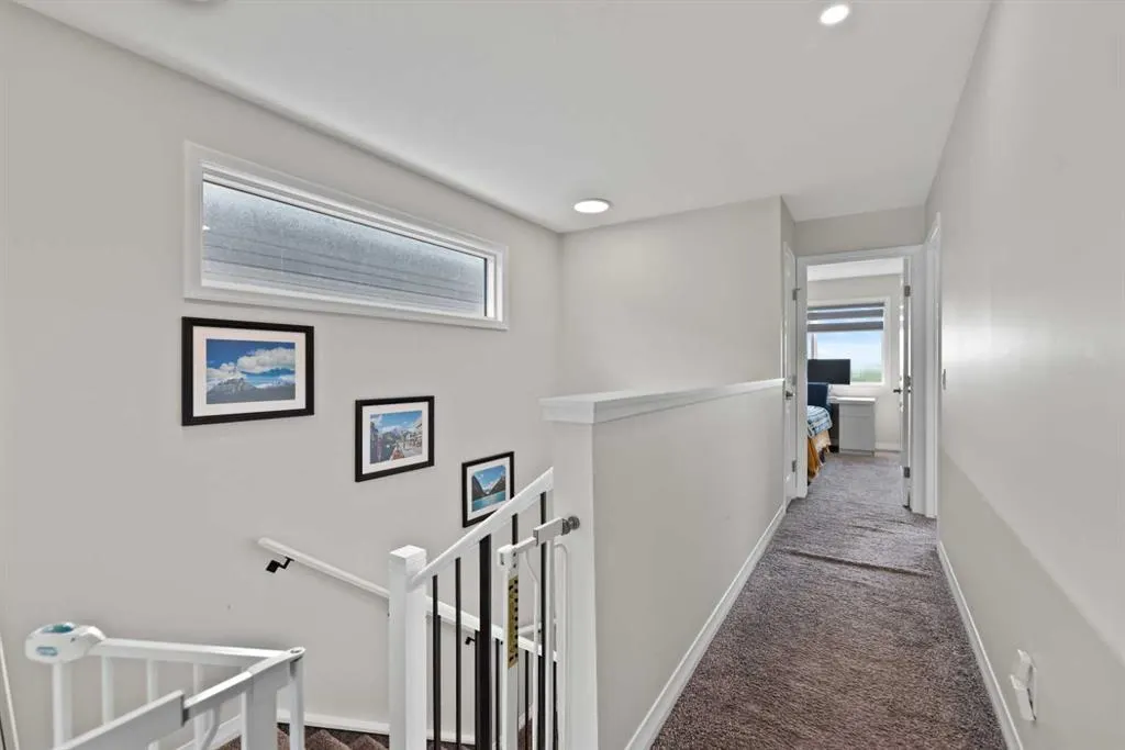 385 Corner Meadows Way NE